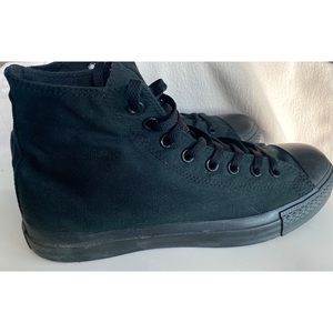 MENS BLACK ON BLACK CONVERSE SIZE 10 EXCELLENT CONDITION LIKE NEW